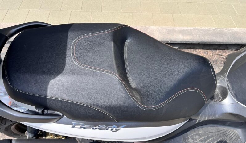 
								Piaggio Beverly 350 Sport Touring full									